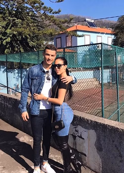 Chân dài sinh năm 1994 hiện có hơn 5 triệu lượt người theo dõi trên mạng xã hội Instagram.