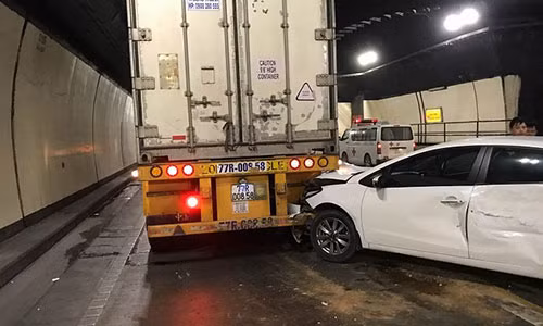 Xế hộp 4 chỗ găm đầu vào đuôi xe đầu kéo, rất may tài xế không bị thương.