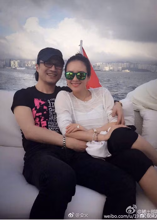 Sau 3 năm kết hôn, vợ chồng Uông Phong ngày càng mặn nồng bên nhau.