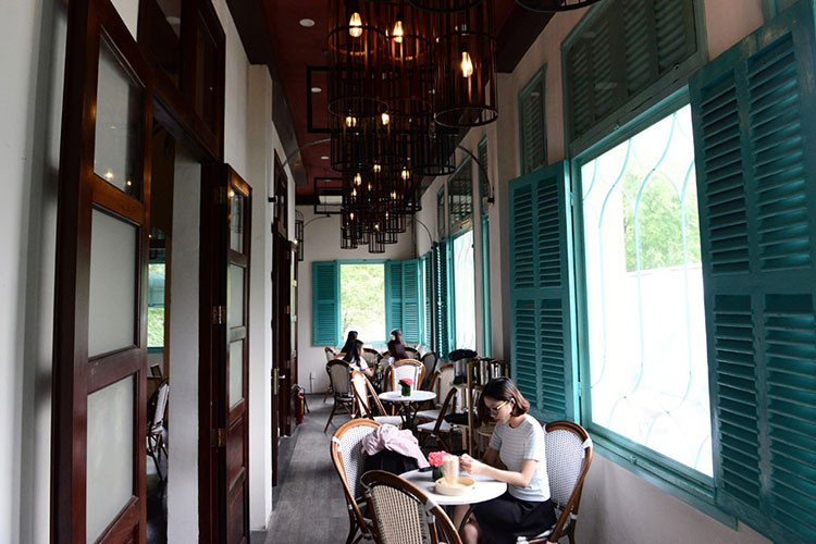 Dù có tuổi đời trên 100 tuổi nhưng từng cánh cửa, bản lề, cột nhà vẫn được giữ nguyên vẹn và không bị gỉ sét. Bên trong căn biệt thự, các căn phòng được bảo tồn, trưng dụng, chưa hề có dấu hiệu xuống cấp.