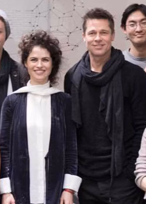 Brad Pitt hiện hẹn hò nữ kiến trúc sư kiêm giáo sư Neri Oxman. Theo nguồn tin từ US Weekly, tài tử thường xuyên ngủ lại nhà bạn gái kém 12 tuổi.