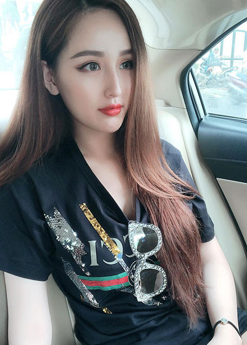 Mai Phương Thúy diện trang phục và phụ kiện hàng hiệu ở đời thường.