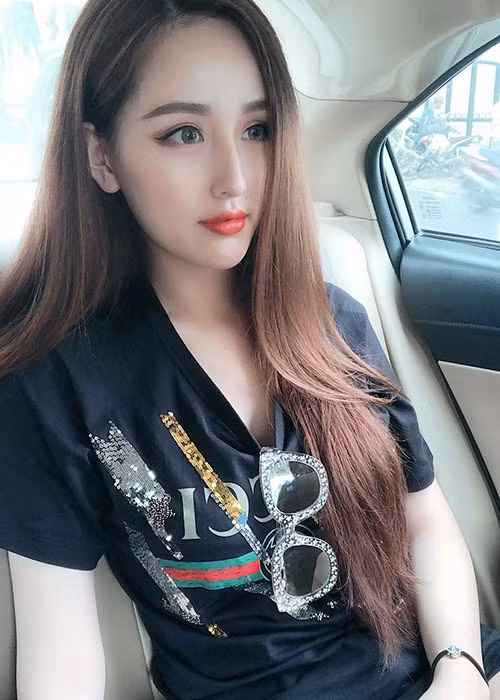 Mai Phương Thúy diện trang phục và phụ kiện hàng hiệu ở đời thường.