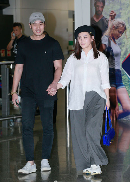 Chung Hân Đồng hơn chồng 4 tuổi nhưng cả hai trông rất đẹp đôi.