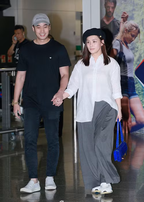 Chung Hân Đồng hơn chồng 4 tuổi nhưng cả hai trông rất đẹp đôi.