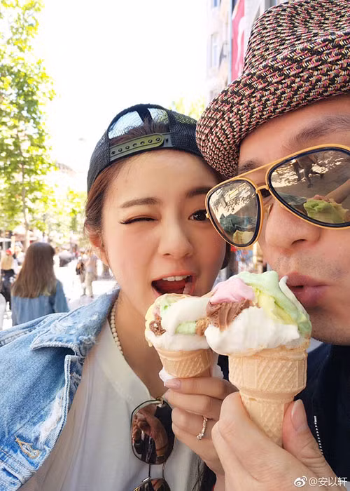 Vợ chồng nữ diễn viên ngắm cảnh và thưởng thức ẩm thực Thổ Nhĩ Kỳ.