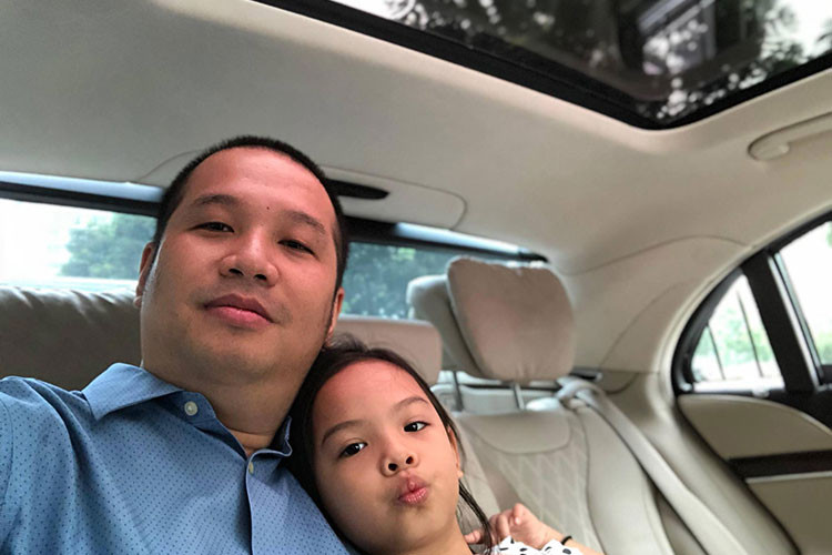 Ông bầu Quang Huy vui vẻ đưa con gái cùng đi làm.