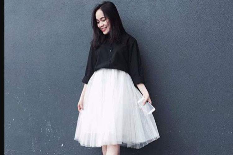 Không phải cứ nhất thiết là mặc váy tutu là sẽ bị “bánh bèo” hóa đâu nha, nếu biết cách mix và chọn màu bạn có thể thoải mái thể hiện cá tính bản thân. Nếu cá tính mạnh, bạn có thể chọn màu đen với các lớp voan cắt bất cân xứng phá cách. Nàng nữ tính thì có thể chọn váy có độ xòe nhiều, màu sắc pastel dễ thương.