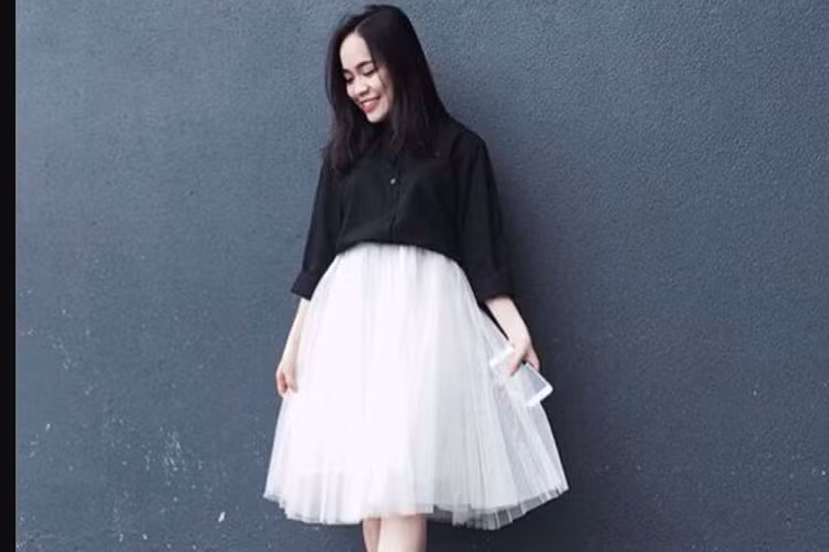 Không phải cứ nhất thiết là mặc váy tutu là sẽ bị “bánh bèo” hóa đâu nha, nếu biết cách mix và chọn màu bạn có thể thoải mái thể hiện cá tính bản thân. Nếu cá tính mạnh, bạn có thể chọn màu đen với các lớp voan cắt bất cân xứng phá cách. Nàng nữ tính thì có thể chọn váy có độ xòe nhiều, màu sắc pastel dễ thương.