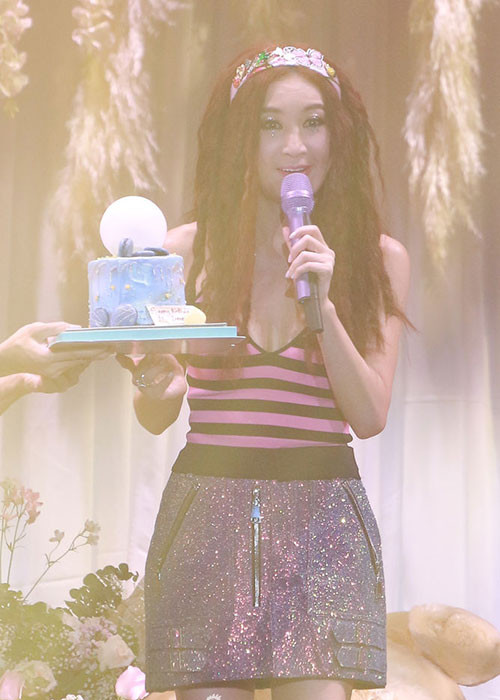 Bắt đầu ca hát vào năm 1991, phát hành 8 album nhưng đây là lần đầu tiên người đẹp tổ chức liveshow.