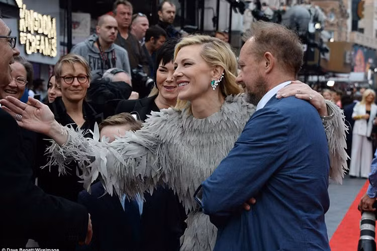 Đóng phim "Băng cướp thế kỷ", nữ diễn viên Cate Blanchett xuất hiện tại sự kiện bên chồng con.