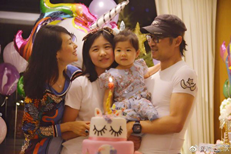 Chương Tử Di và Uông Phong về chung một nhà vào năm 2015. Cùng năm, cặp đôi chào đón cô con gái Tỉnh Tỉnh gia nhập tổ ấm.