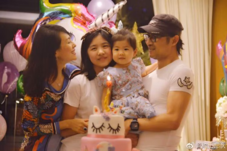 Chương Tử Di và Uông Phong về chung một nhà vào năm 2015. Cùng năm, cặp đôi chào đón cô con gái Tỉnh Tỉnh gia nhập tổ ấm.