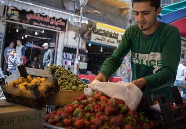 Một sạp hàng bán hoa quả ở Latakia.