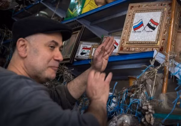 Một chủ sạp hàng hóa phẩm đang trò chuyện với phóng viên.