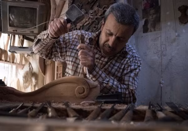 Anh thợ mộc cần mẫn làm việc.