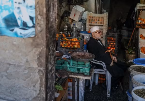 Một cửa hàng bán đồ thực phẩm khô của ông lão tại Latakia.