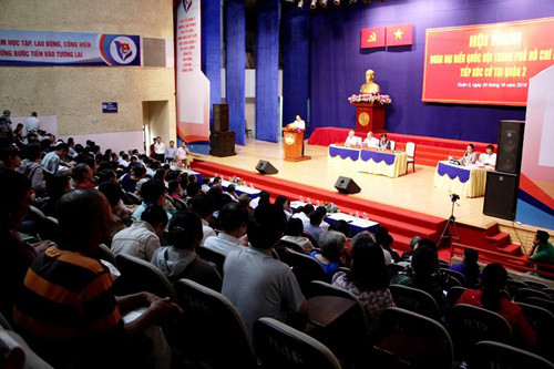 Bi phat 750 nghin dong vi “nem giay” tai buoi tiep xuc cu tri