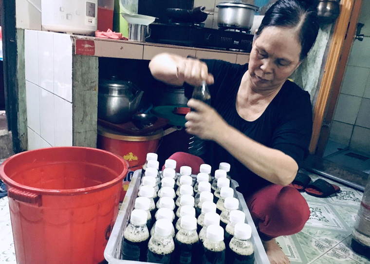 Gắn bó với nghề bán nước sâm đã 10 năm nay, bà Hà Thúy Cầm (60 tuổi, ngụ quận Bình Tân, TP.HCM, người Hoa) đã nuôi 5 người con khôn lớn trưởng thành. Ngoài ra, để có thu nhập lo cho cón cái đầy đủ, bà làm thêm phụ bưng hủ tiếu cho nhà gần bên cạnh.