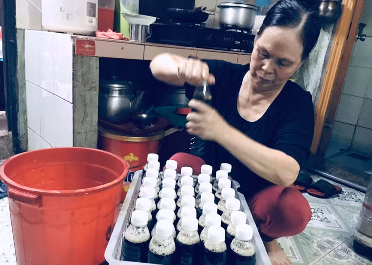 Gắn bó với nghề bán nước sâm đã 10 năm nay, bà Hà Thúy Cầm (60 tuổi, ngụ quận Bình Tân, TP.HCM, người Hoa) đã nuôi 5 người con khôn lớn trưởng thành. Ngoài ra, để có thu nhập lo cho cón cái đầy đủ, bà làm thêm phụ bưng hủ tiếu cho nhà gần bên cạnh.