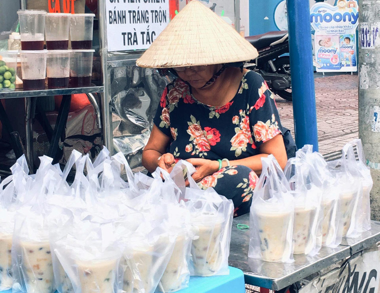 Còn với cụ Bùi Thị Hoa (73 tuổi, quê ở Long An) hàng ngày bán chè trên đường Bà Hom, quận 6 để tích lũy tiền chữa bệnh cho con. Bất chấp nắng, mưa, khỏe hay ốm đau, cụ vẫn bám nghề với hy vọng có tiền lo cho cuộc sống bớt khó khăn hơn.