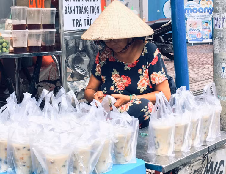 Còn với cụ Bùi Thị Hoa (73 tuổi, quê ở Long An) hàng ngày bán chè trên đường Bà Hom, quận 6 để tích lũy tiền chữa bệnh cho con. Bất chấp nắng, mưa, khỏe hay ốm đau, cụ vẫn bám nghề với hy vọng có tiền lo cho cuộc sống bớt khó khăn hơn.