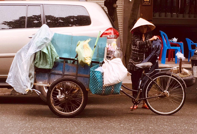 Bà Phan Thị Hồng (72 tuổi), quê ở tận một tỉnh miền Trung quanh năm nắng gió, mưa bão. Vì cuộc sống khó nghèo nên khi chồng mất, bà dắt con gái vào Sài Gòn tìm việc mà không có người thân thích. Từ đó, bà tìm đủ thứ nghề để kiếm tiền nuôi con. Cuối cùng, bà Hồng lấy nghề lượm ve chai trên đường phố Sài Gòn làm nghề chính của mình. 