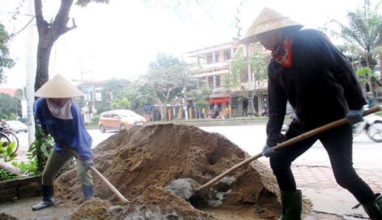Những người phụ nữ làm bất cứ việc gì, không ngại khó khăn gian khổ với mong muốn những đứa con của mình có cuộc sống đầy đủ.