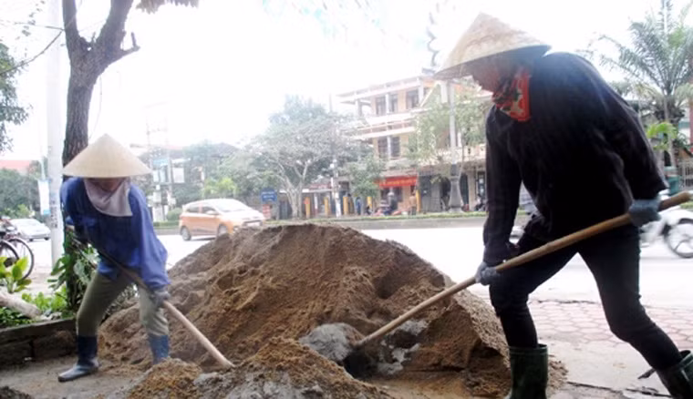 Những người phụ nữ làm bất cứ việc gì, không ngại khó khăn gian khổ với mong muốn những đứa con của mình có cuộc sống đầy đủ.