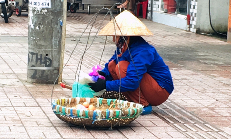 Từ sớm tinh mơ hay trưa hè nắng gắt cho đến tận đêm khuya, tiếng rao cùng gánh hàng rong của bà Cao Thị Lan (57 tuổi) đã trở thành hình ảnh quen thuộc của mọi người trên đường Tân Hóa, quận 6. Quê tận Hà Nam xa xôi bà vào Nam sinh sống bằng gánh hàng rong nuôi 2 con ăn học.
