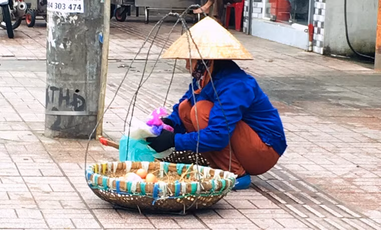 Từ sớm tinh mơ hay trưa hè nắng gắt cho đến tận đêm khuya, tiếng rao cùng gánh hàng rong của bà Cao Thị Lan (57 tuổi) đã trở thành hình ảnh quen thuộc của mọi người trên đường Tân Hóa, quận 6. Quê tận Hà Nam xa xôi bà vào Nam sinh sống bằng gánh hàng rong nuôi 2 con ăn học.