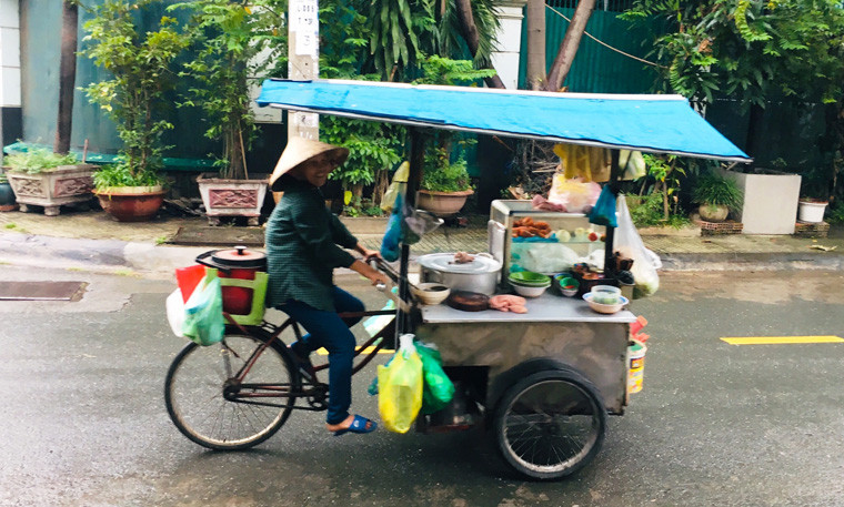Đối với những người phụ nữ suốt đời hi sinh vì chồng, còn; bất kể nắng sương mưa gió ...thì ngày nào họ cũng đáng được tôn vinh.