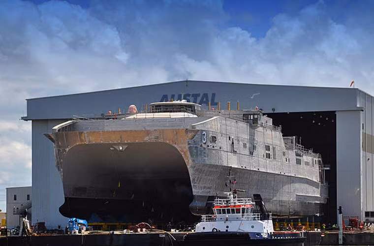 Tàu đổ bộ siêu tốc USNS Millinocket được khởi đóng tại nhà máy đóng tàu Austal năm 2010, hạ thủy ngày 5/6/2013, chính thức biên chế ngày 21/3/2014. Còn tàu thuộc quyền quản lý trực tiếp của Bộ tư lệnh Hải vận, Hải quân Mỹ. Đơn giá mỗi chiếc khoảng 180 triệu USD.