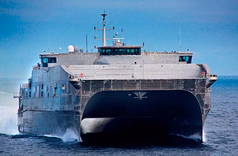 USNS Millinocket trang bị 4 máy diesel MTU cho phép nó chạy với tốc độ tối đa 80km/h, hải trình 2.200km. Tốc độ này gần tương đương với tàu đổ bộ đệm khí Zubr của Nga.