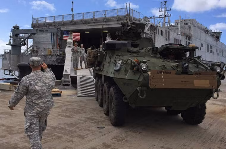 Vì là thiết kế tàu hai thân nên khác với tàu đổ bộ truyền thống, nhà sản xuất đã trang bị cho JHSV cầu gấp cho phép các phương tiện cơ giới cùng binh sĩ có thể di chuyển ra vào.