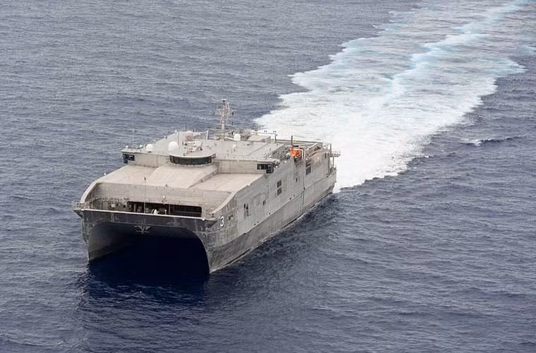 Con tàu có lượng giãn nước toàn tải 1.515 tấn, dài 103m, rộng 28,5m, mớn nước 3,83m. Dù khá lớn nhưng sẽ chỉ cần 41 người để vận hành tàu đổ bộ siêu tốc này.