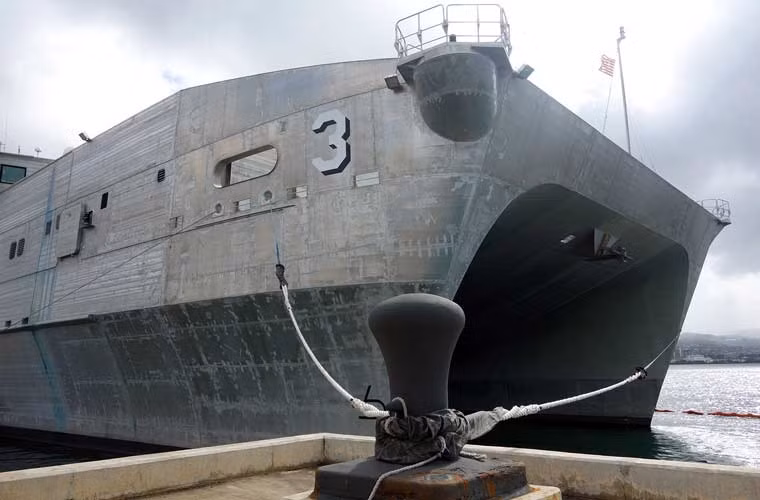 Một trong những điểm đặc biệt trên siêu tàu đổ bộ này là nó được chế tạo theo kiểu tàu hai thân giúp tăng đáng kể tốc độ so với các tàu truyền thống.