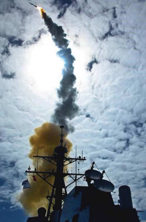 Tốc độ hành trình của tên lửa này đạt mach 3,5 tương đương 4.200km/h, tầm bắn 240km. Đặc biệt, độ cao diệt mục tiêu lên tới 33km của SM-6 là nỗi khiếp đảm của tất cả các phương tiện bay.