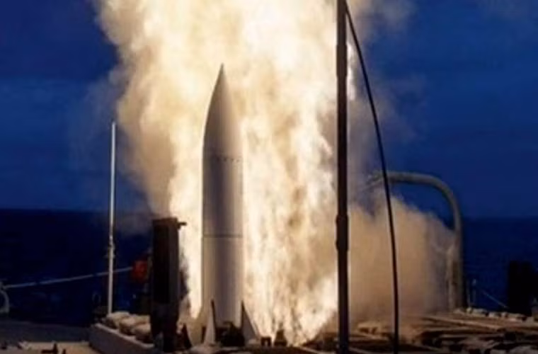 Tên lửa được phóng từ các bệ phóng thẳng đứng tiêu chuẩn MK-41 có khả năng tiêu diệt mục tiêu ở cự ly ngoài tầm phát hiện của ra đa.