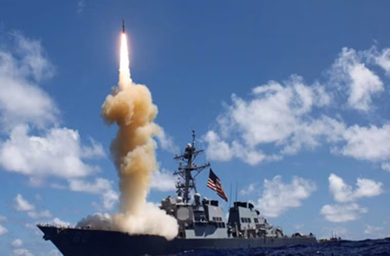 Tên lửa SM-6 rời bệ phóng từ một tàu chiến tại khu thử nghiệm White Sands bang New Mexico với sự hỗ trợ thông tin của một tàu chiến và máy bay cảnh báo sớm.