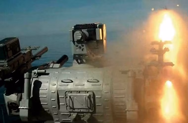 Để tiện so sánh sức mạnh của tổ hợp Pantsir-M, lấy thống pháo phòng không Palma làm ví dụ. Hệ thống này được trang bị trên các tàu chiến hiện đại của Nga có khả năng bắn hạ mục tiêu tên lửa ở khoảng cách 10km, đan pháo ở khoảng cách 4km nhưng vẫn bị xếp “chiếu dưới” so với Pantsir-M.