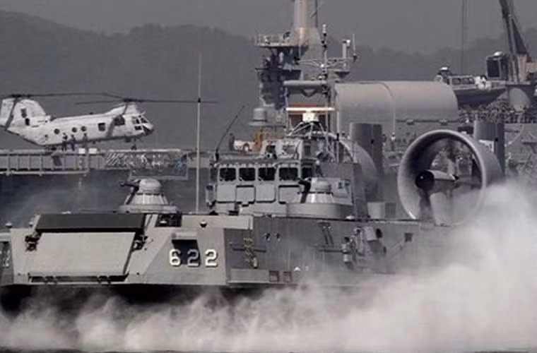 Ngoài ra, nó còn có thể mang thêm 6 tàu đổ bộ bao gồm cả đệm khí (ảnh) và cao tốc. Trong khi đó, tàu đổ bộ Mistral chỉ mang được 4 tàu loại này.