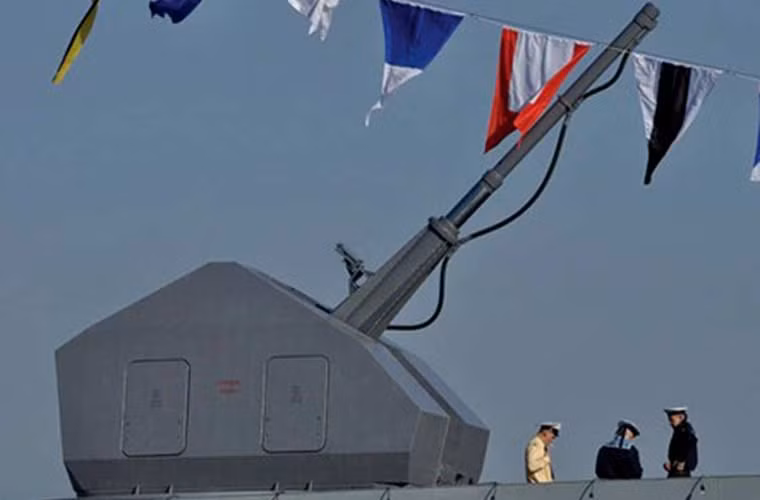 Trên tàu Priboy còn được trang bị một pháo hạm A-190 cỡ nòng 100mm.