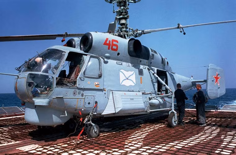 Tàu Lavina có thể chở được 6 trực thăng Ka-52K hoặc Ka-27(ảnh), khoảng 50 xe bọc thép.