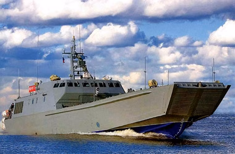 Ngoài ra, Priboy có thể mang theo 4 tàu đổ bộ cao tốc Project 11770M lớp Serna hoặc hai tàu đổ bộ đệm khí Project 12061М lớp Murena cùng 500 lính thủy đánh bộ, khoảng 40-60 phương tiện cơ giới.