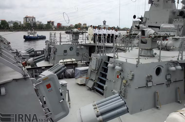 Con tàu được trang bị các hệ thống vũ khí hiện đại phù hợp với yêu cầu tuần tra lãnh hải, chi viện hỏa lực cho tác chiến đổ bộ đường biển. Theo đó, trên tàu trang bị pháo hạm 100mm A-190, hai bệ pháo phòng không AK-630, một bệ phóng tên lửa 3M-47 Gibka, một bệ súng phóng lựu chống người nhái, một bệ pháo phản lực phóng loạt A-215 Grad M và súng máy 14,5mm. Ảnh: các hệ thống hỏa lực chủ yếu của tàu được bố trí ở sau đuôi.