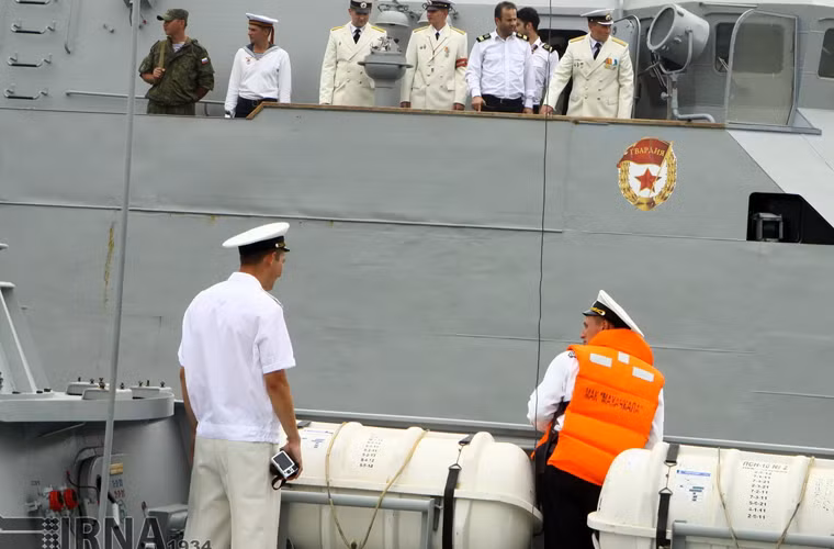 Dù đã cố gắng tự nâng cấp hạm đội tàu chiến của mình, tuy nhiên đội tàu Hải quân Iran vẫn bị coi là chắp vá, lạc hậu, vũ khí không đáng tin cậy. Chính vì thế, không loại trừ khả năng, Nga ngoài việc cung cấp các hệ thống tên lửa phòng không thì cũng muốn đưa các thiết kế tàu chiến của mình tới Iran. Lưu ý rằng, Hải quân Iran trước kia đã nhập khẩu một số tàu chiến Nga, điển hình là các tàu ngầm Kilo Project 877EKM.