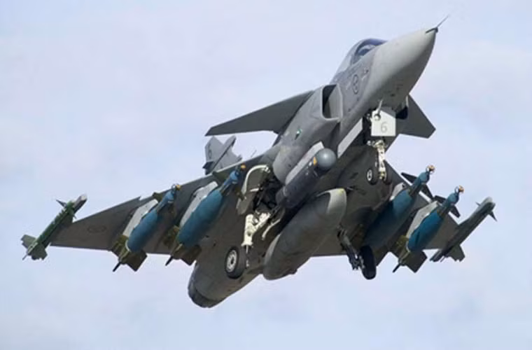 Tuy nhỏ nhưng tiêm kích JAS-39 Gripen F mang 6 tấn nhiên liệu, bán kính tác chiến 1.300km, tầm bay không cần tiếp nhiên liệu 2.500 km. Các thùng dầu phụ giúp tầm bay tối đa của JAS-39 Gripen F lên tới 4.075 km, tốc độ tối đa mach 2.0 (khoảng 2.500km/h).