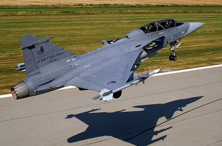 Đặc biệt, Gripen F có thể cất, hạ cánh trên đường băng cực ngắn, chiều dài chỉ 800m và rộng 9m. Điều mà các phi cơ chiến đấu hiện nay không thể thực hiện được.