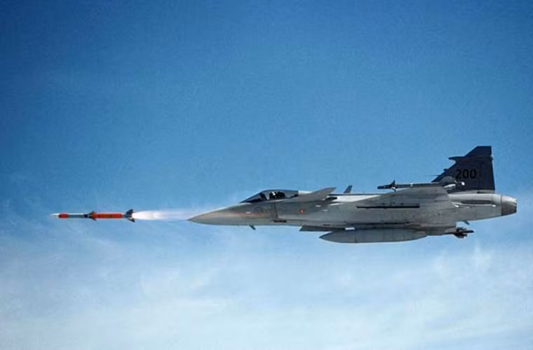 Lúc này, JAS-39 Gripen F có thể tấn công giáng trả bằng tên lửa hoặc các loại vũ khí khác.
